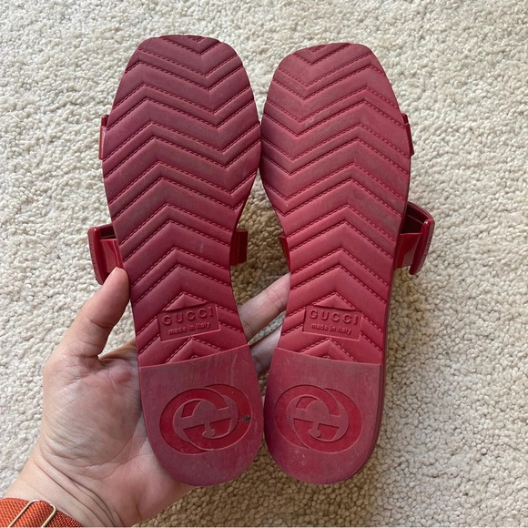 GUCCI Women's Hibiscus Red Rubber Chain Detailed Slide Sandals - Picture 3 of 8